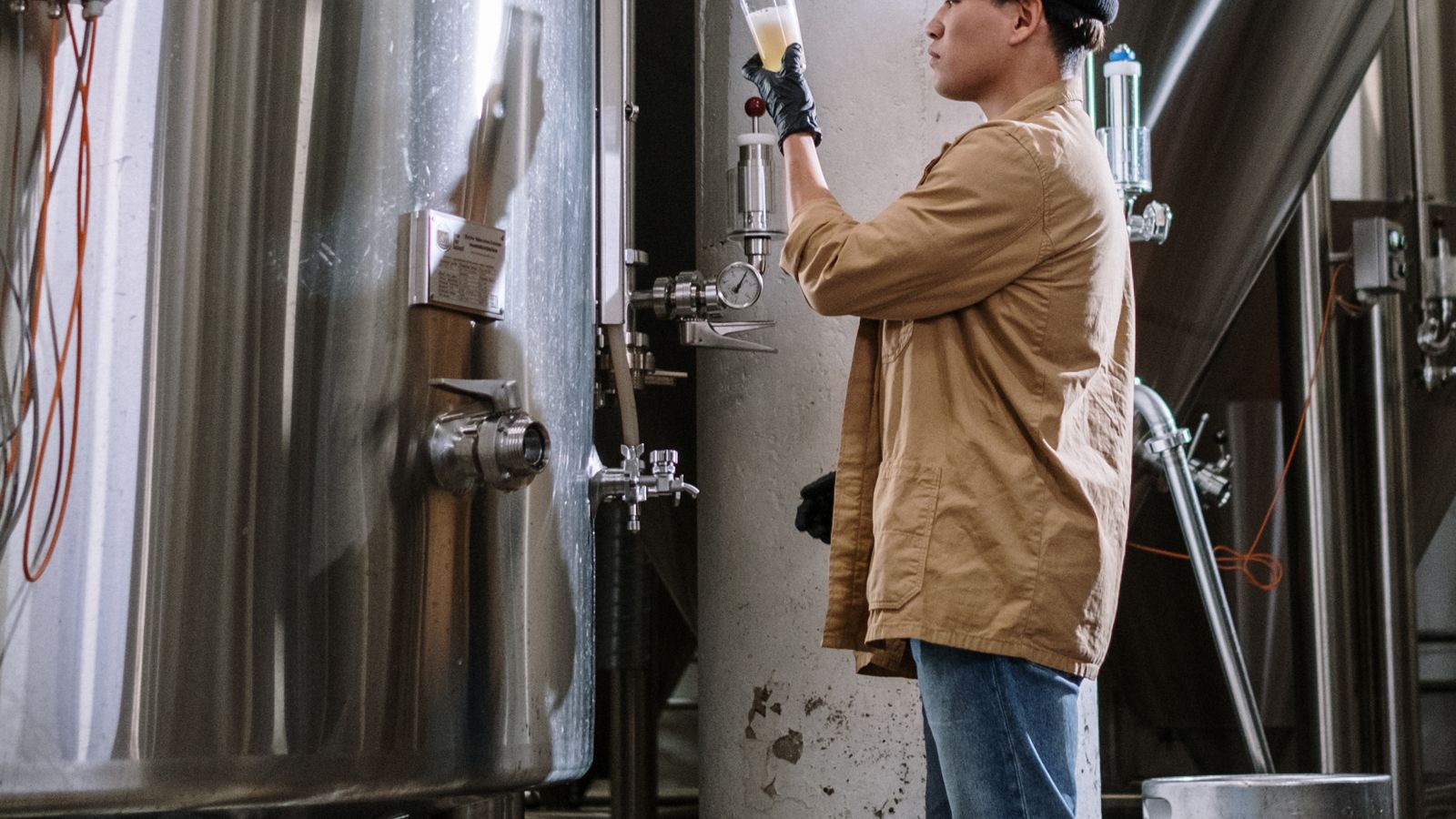 Bodega de vino con tanques de acero